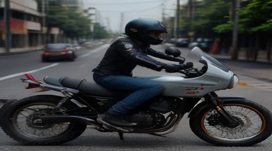 Batida entre motos deixa ferido no Centro de Carmo do Paranaíba