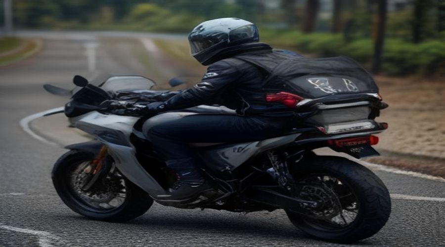 Câmeras flagram batida grave entre caminhonete e moto em Patos de Minas