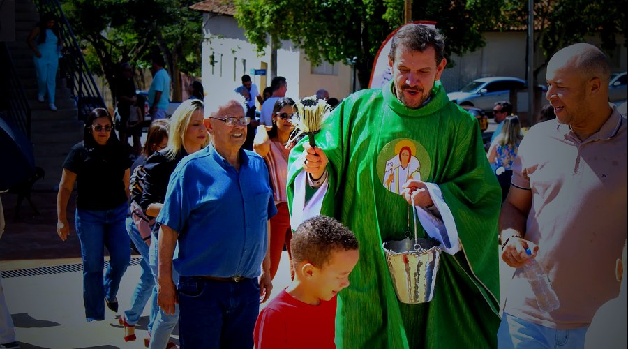Em Destaque Padre Márcio Ruback é internado em UTI após queda Reitor do Santuário de Nossa Senhora da Abadia, em Romaria, sofreu fratura no crânio e hemorragia, mas apresenta quadro clínico estável, s