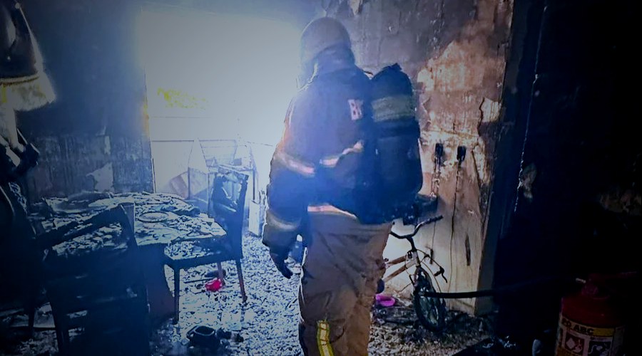 Homem coloca fogo em apartamento, pula da janela nu e bate carro na fuga 04/09