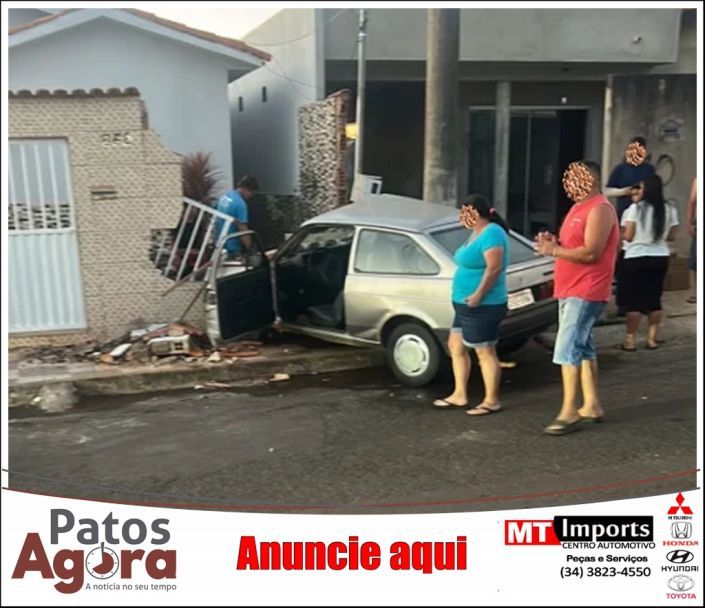 Jovem inabilitado perde controle de carro e atinge muros de residências no Jardim Panorâmico