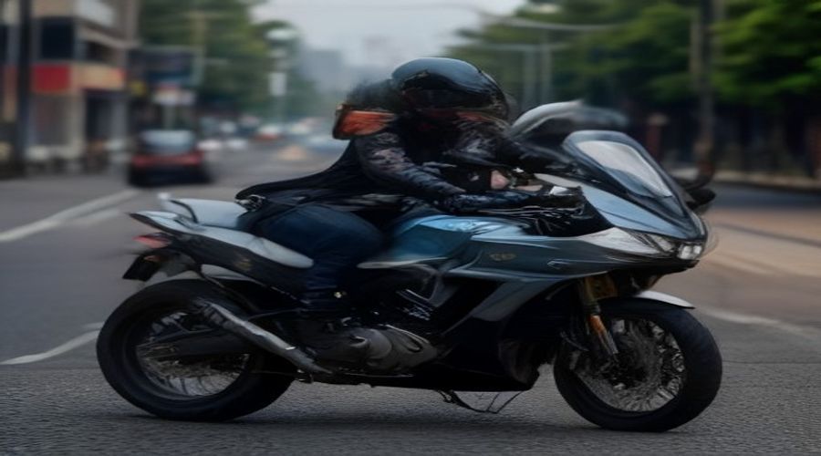 Motociclista fica ferido após ser atingido por cabo de internet