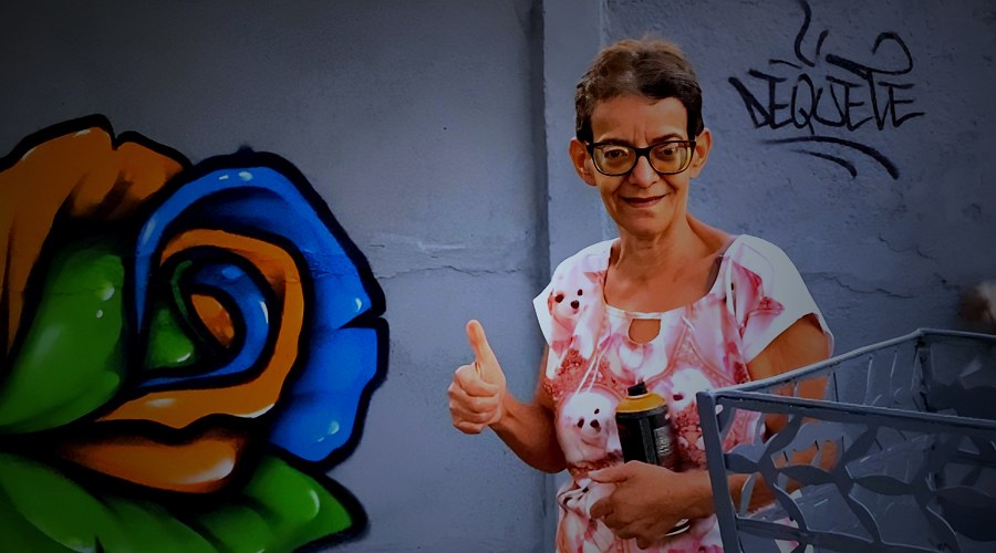 Pintor que transforma fachadas de casas de pessoas carentes se une a grafiteiro para atender pedido de moradora: 'Faz um botão de rosa?'