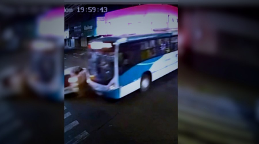 VÍDEO: Carro tomba após bater em ônibus do transporte público em Uberlândia